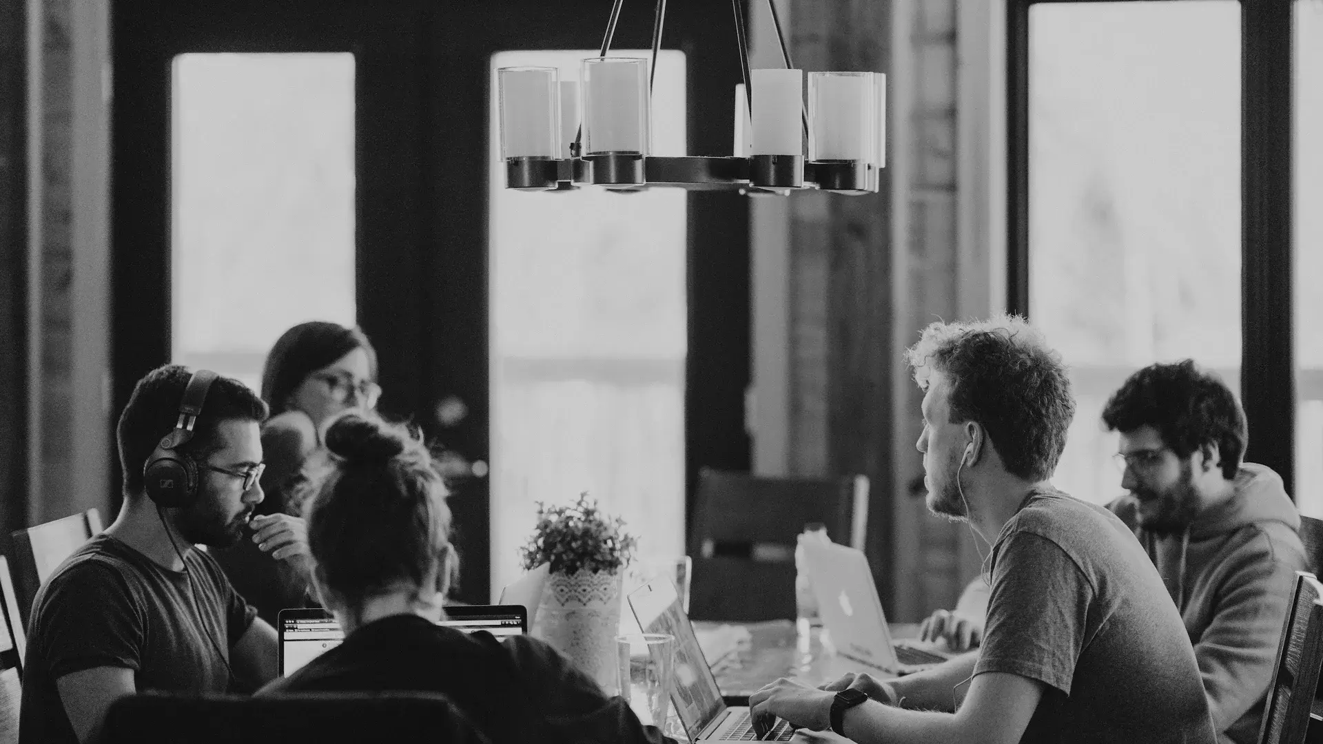 Des bénévoles communautaires travaillant ensemble